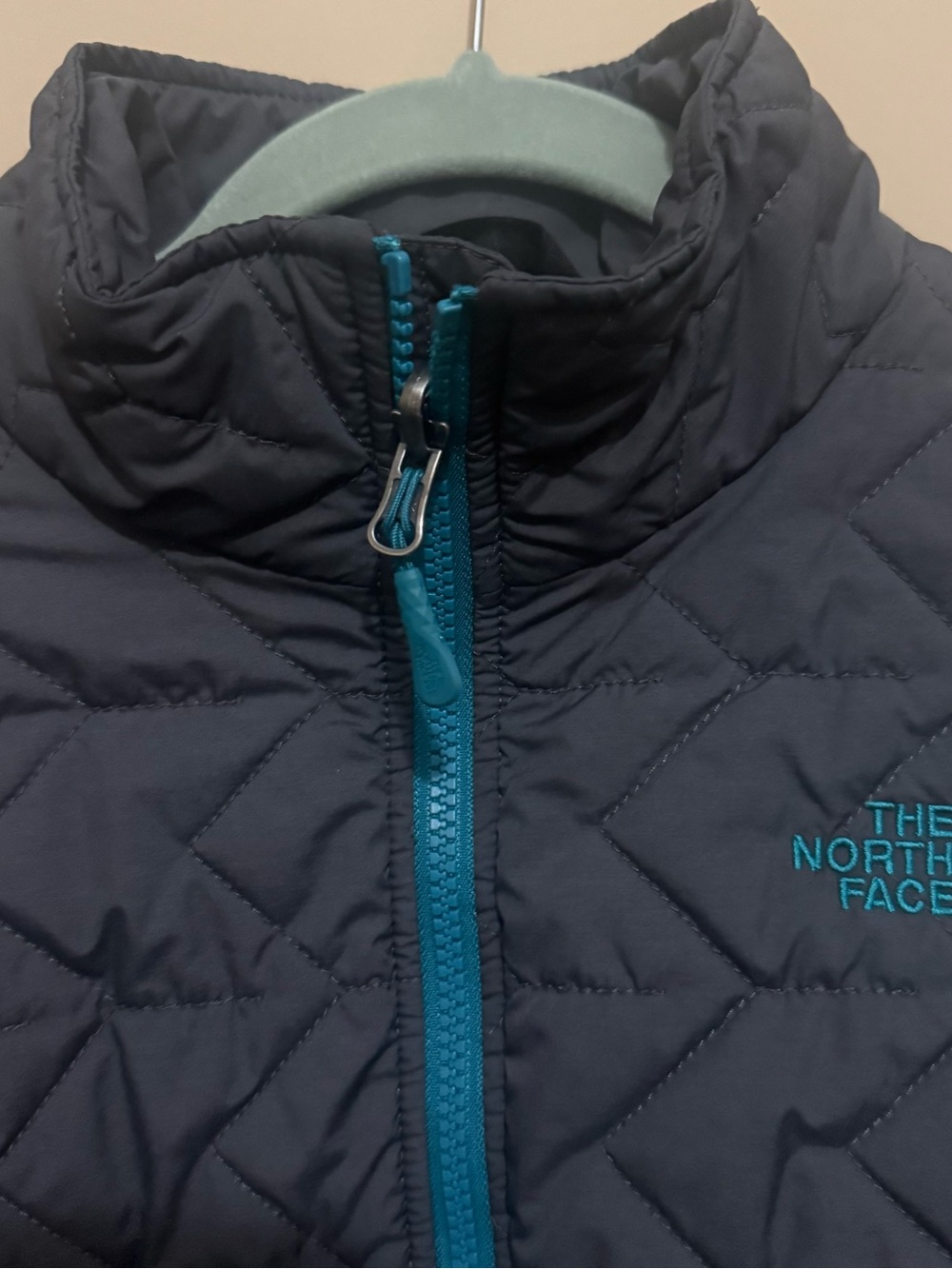 The North Face Tamburello Quilted Jacket in Charcoal Gray with Teal Accents - Picture 2 of 4